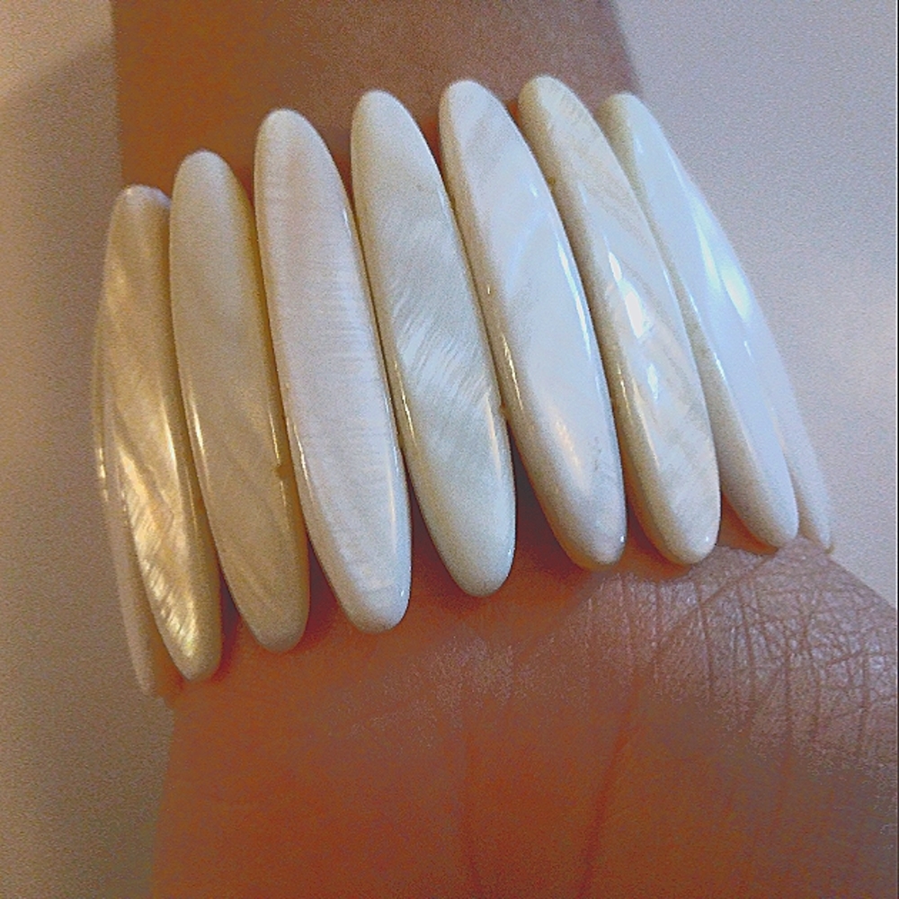 Mother of pearl oblong stretchable bracelet